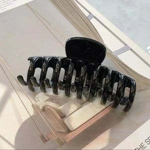 BNIB 💕 Glossy Black Claw Clip